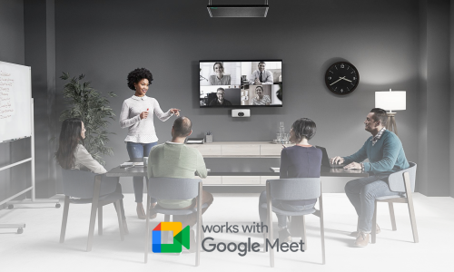 Meeting im Konferenzraum mit Teilnehmern über Google Meet
