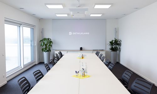 optisch unscheinbare Bild- und Tontechnik im hellen Konferenzraum