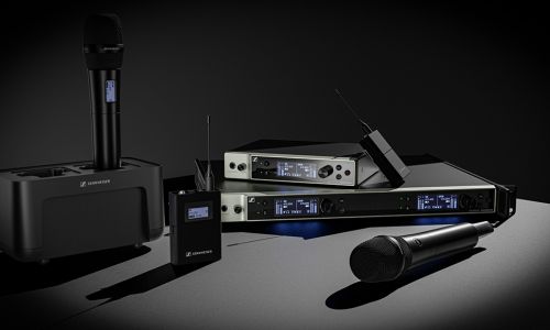 Verschiedene Audiogeräte von Sennheiser, wie Mikrofone und Kopfhörer.